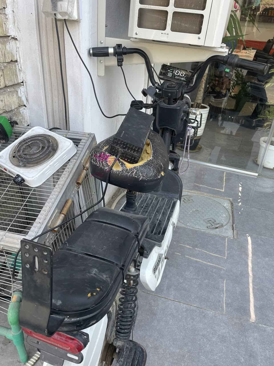 دراجه شحن ماعرف موديلهه ٤ بطاريات كلشي بيهه شغال ما عده البريك الخلفي سرعتهه ٥٠-٦٠ سعرهه ١٧٠ وبيهه مجال قليل حك الجيه مكان الزعفرانيه 
***********
الي يريد يشتري يخابرني او يراسلني واتساب
