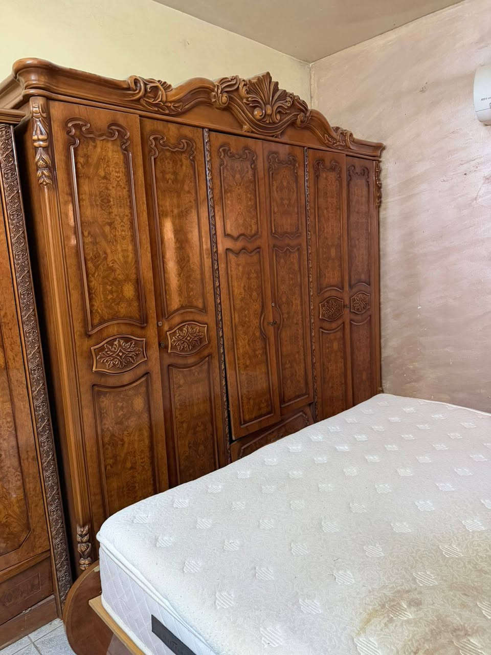 غرفه نوم ماليزيا
دولاب 6 أبواب كبير.
سرير أم نفرين.
تسريحة كبيرة.
كومدينتين الي يحب يتواصل على رقم ***********
المكان العامريه
