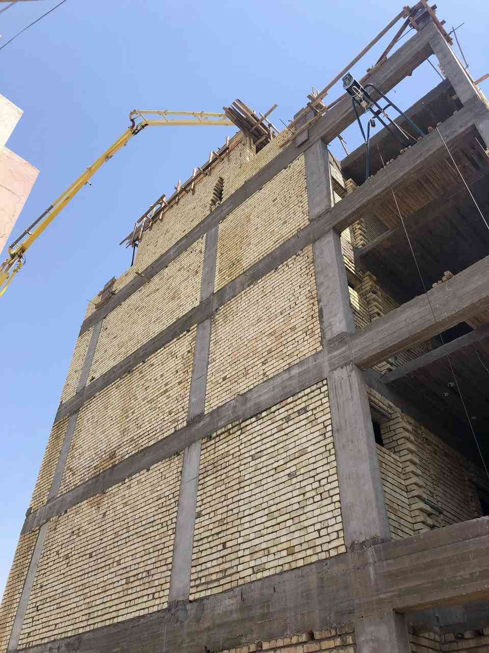 🏗️ تم الإنجاز بحمد الله: مشروع مبنى استثماري وتجاري متكامل (4 طوابق)
الموقع📍: بغداد / حي الجامعة / قرب المدرسة التركية

تعلن شركة البروج للمقاولات والاستثمار العقاري عن إنجاز أحد مشاريعها العمرانية الحديثة بالكامل، والذي تم تنفيذه وفقاً لأعلى المعايير الهندسية والمواصفات الإنشائية المعتمدة التي تضمن المتانة والاستغلال الأمثل للمساحات الاستثمارية.

🧱 المواصفات الفنية والإنشائية للمشروع:

 النظام الإنشائي: تم تنفيذ البناء بالاعتماد الكامل على (النظام الهيكلي) ، والذي يرتكز على صب الأعمدة أولاً، يليه صب السقوف، ومن ثم المباشرة بأعمال التقفيل (الجدران) بالطابوق، مما يضمن أعلى درجات الأمان،  وتوزيع الأحمال الإنشائية بمثالية عالية.

 المساحة الإجمالي للأرض: 135 متر مربع.

 عدد الطوابق: مبنى متكامل يتكون من (4) طوابق بتصميم عمودي حديث 

📐 التخطيط الداخلي والتوزيع الهيكلي للبناية بعد الإنجاز:

 الطابق الأرضي: تم استغلاله  على شكل (محل تجاري واسع للاستثمار/الإيجار) بموقع حيوي.

 الطوابق العليا: صُممت ونُفذت على شكل (شقق سكنية مستقلة) بمساحة 135 متر مربع لكل شقة.

⚙️ التصميم الداخلي لكل شقة:

 (3) غرف نوم واسعة.

 صالة استقبال وجلوس عائلية.

 مطبخ متكامل.

 مجموعات صحية وخدمات عامة.

💼 مسؤولية الشركة والتزاماتنا:

1-الالتزام بالمعايير: تطبيق أعلى معايير الجودة المتينة في البناء (الإنشاء الهيكلي) والتشطيب الخارجي والداخلي.

2- الجدول الزمني: تسليم المشاريع في الأوقات المحددة والمفروضة دون أي تأخير.

3- الحلول الاستثمارية: تقديم حلول تصميمية وإنشائية تستغل المساحات بكفاءة عالية لتحقيق أفضل استغلال تجاري وسكني.

4- ضمان حقيقي: توفير فترة صيانة مجانية لمدة سنة كاملة من تاريخ تسليم المشروع لضمان راحة بال عملائنا.

5- التصميم مجاناً: عند الاتفاق والتعاقد مع شركتنا لتنفيذ مشروعك القادم (السكني أو التجاري)، ستحصل على (خريطة البناء الكاملة + تصميم الواجهة ثلاثي الأبعاد 3D مجاناً) كهدية من الشركة لضمان رؤية تفاصيل مشروعك قبل البدء بالبناء.

للتواصل مع القسم الهندسي أو للاستعلام عن خدمات التنفيذ والمقاولات، يرجى الاتصال عبر الأرقام التالية:
📞 ***********
📞 ***********
#شركة_البروج #تم_الإنجاز #بناء_هيكلي #حي_الجامعة #مشاريع_تجارية #مشاريع_سكنية #استثمار_عقاري #مقاولات_بغداد
