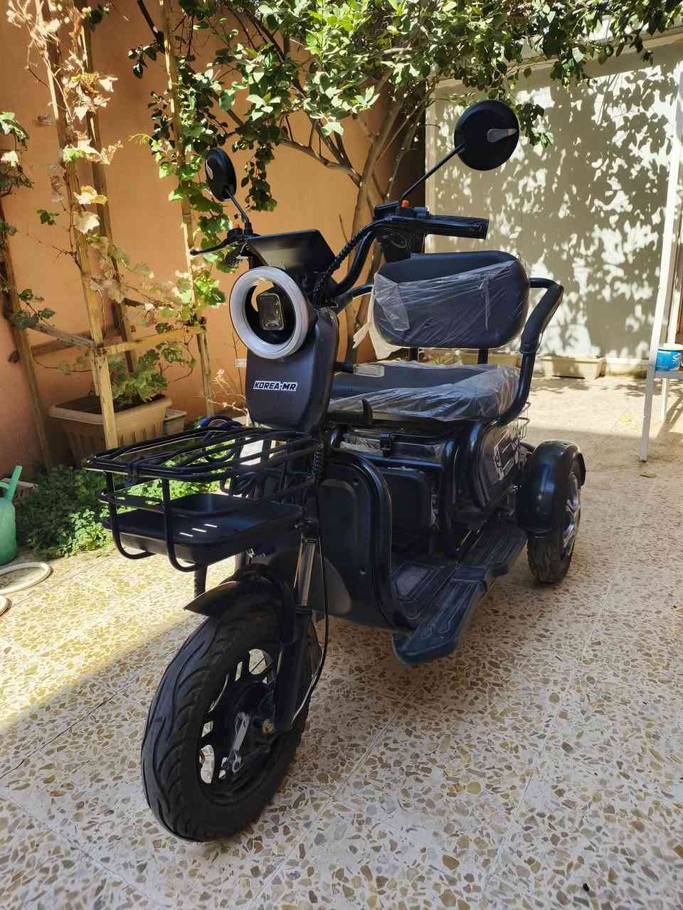 ❤️ دراجة شحن ثلاث عجلات korea mr موديل  2024❤️
🔥 السعر 600 الف وبي مجال بسيط 🔥
للاستفسار  :
***********  وتساب 
مكاني الموصل ، راسلني وتساب حتى نتفق على السعر

تخدم كل الفئات العمرية والاحتياجات الخاصة والعامة
✅ متزنة ومستقرة بالقيادة كونها تضم ثلاث عجلات
✅ 5 بطاريات بسعة 60V20A
✅ موتور كبير بقدره 1000W
✅ قدره على حمل 130 كيلو .
✅ تحكم ثلاث سرع ، اقصى سرعة 50 كم/ساعة.
✅ القدره على السير بما لايقل عن 35 كيلو متر      
بالشحنة الواحده. 
✅ شاشة عرض LCD .
✅ نظام فلنج بريك خلفي وامامي .
✅ نظام سبرنكات ودبلات خلفي امامي لامتصاص الصدمات والسير بالطرق الغير معبدة .
✅ اطارات الحجم 10 300، گبات .
✅ تحكم ريموت ، وجهاز حماية ضد السرقة.
✅نظام اضائة متكامل .
✅كرسي رئيسي مريح جدًا ، منزلق للأمام والخلف ، القدره على حمل شخصين بالغين وكرسي طفل اضافي .
✅  صندوق خلفي لحمل الامتعة وسله امامية لحمل الامتعة .

باقي الموصفات موضحة بالصور.
