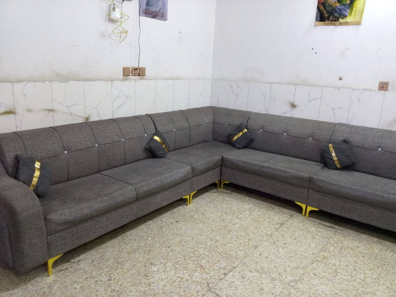 ديوان 10 مقاعد نظيف
سعره 240 وبي مجال لبياع 
يوجد توصيل بكروه ب واتساب
***********
