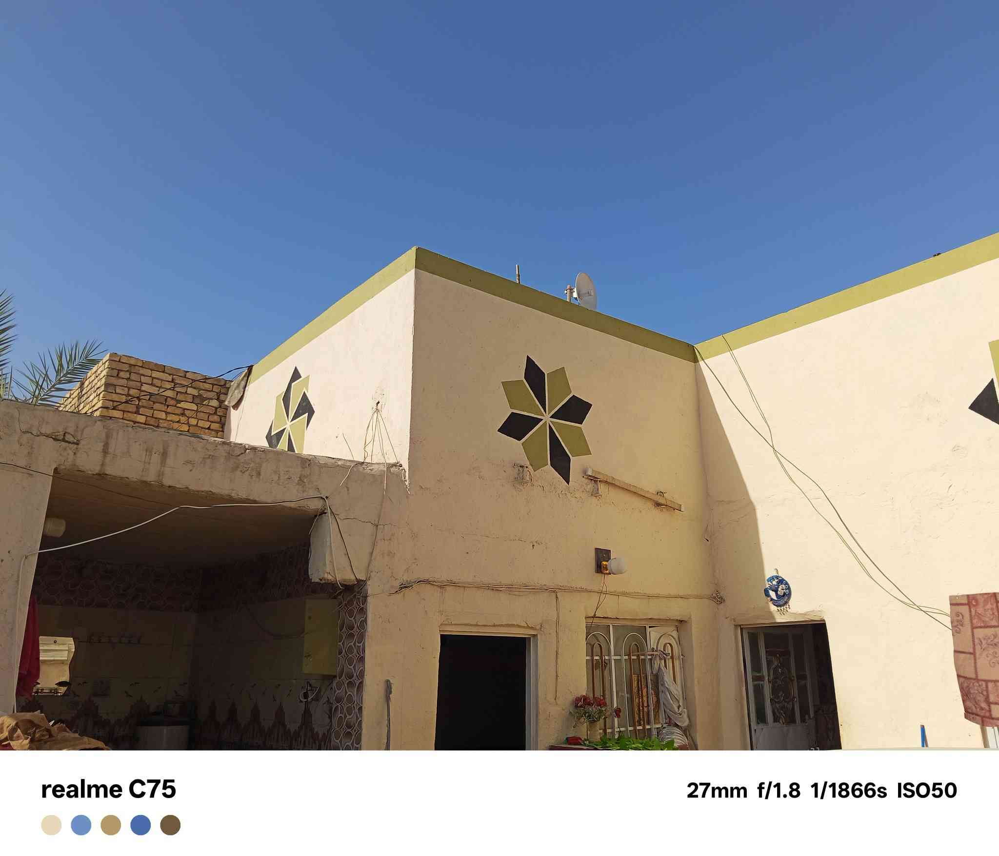 بيت للبيع طابو زراعي معامله تطويب بل بلديه سند 25غرفتين وصاله وستقبال ومطبخ حار وبارد وممر بناء طابوق ونص بلوك عكاده  مساحته 250 صافي 200 ركن على ثلاث شوراع  مجاري بل باب  العنوان شارع طه  نهايته يم بيت حيدر عدنان المضمد  يبعد عن الشارع 200متر شارع طه  0787 704 0269
