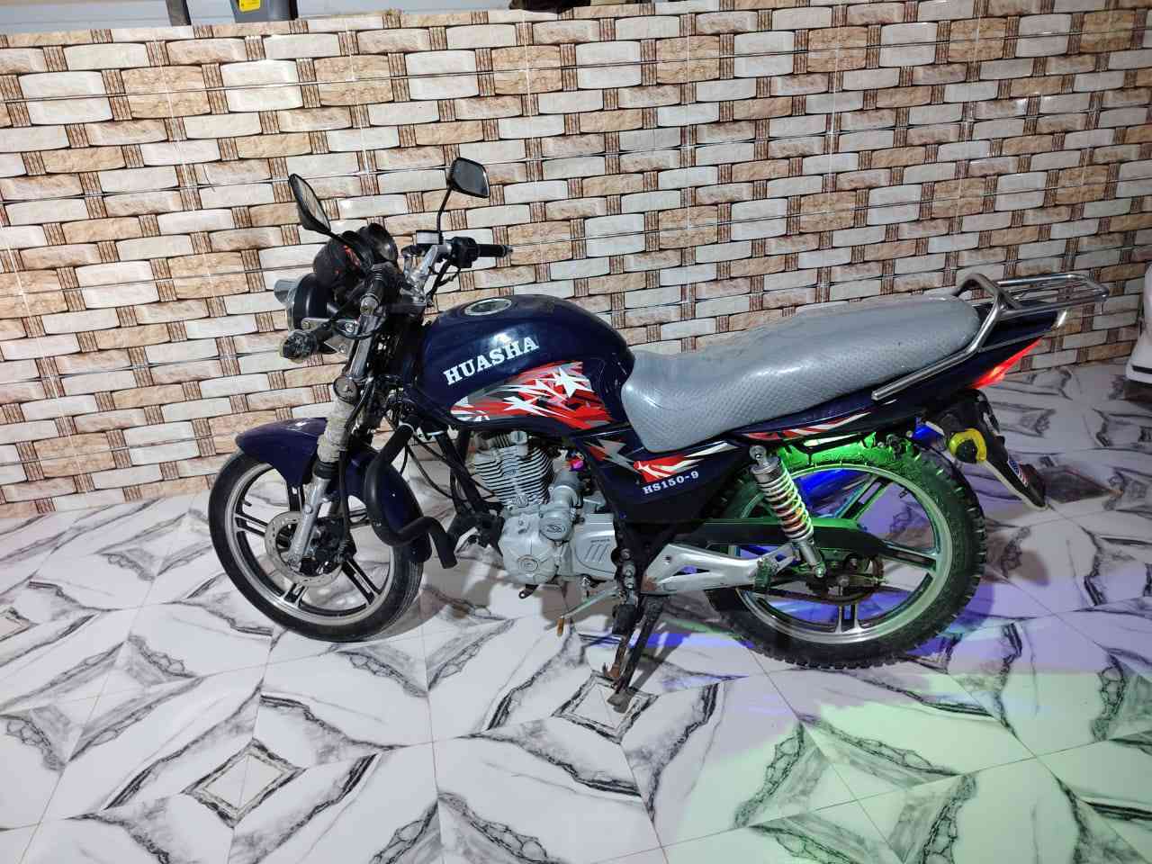 سلام عليكم دراجه هيوشه للبيع موديل 2018  نضيف ماناقصه كلشي نكره صلف مكفول من كلشي بدون أوراق هاتف *********** مكان رمادي جزيره البعساف السعر 475
