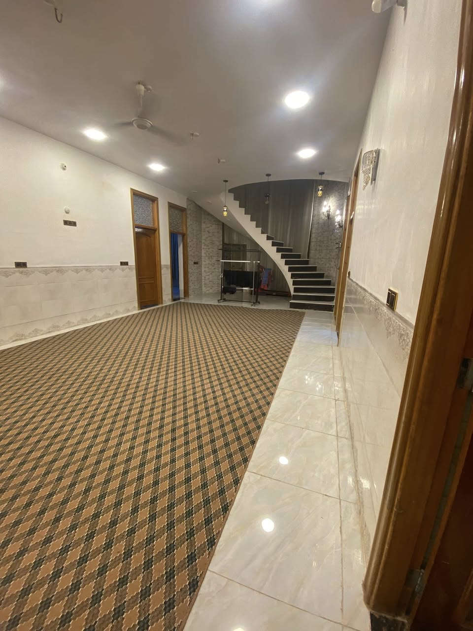 سلام عليكم
بيت للبيع مساحة ٣٠٠ متر سند ١١٧
يحتوي على ٣ غرف نوم
صاله متصله مع الهول وبينهن قاطع
استقبال
مطبخ
مجمع صحيات
كلدور
🏮الكاونتر يُباع مع البيت لأن مفصل على حسب المطبخ ما يتغير مكانه
📍العنوان:طريق مشاية الامام الحسين مقابل حي المشتل قرب بيت المولى
للاستفسار الاتصال على الرقم التالي:
***********📌
📌بي واتساب
