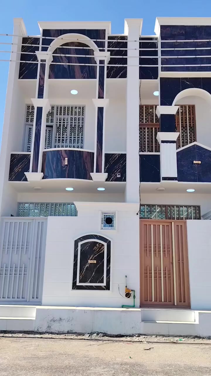 سلام عليكم 
يالله اللهم صلي على محمد وآل محمد يوجد بيت مساحه ٥٠متر طابق ونص بناء بلوك بي ستقبال وغرفه وصاله ومطبخ وصحيات٣ وطارمه منور كافه الخدمات ماء مجاري شارع تبليط طابو زراعي قرار محكمه سند ٢٥موقع البيت كربلاء مجمع الأبداع طريق الرابط قرب جامعة العميد عمود ١١٨٢قريب عله طريق الزوار يصلح سكن أو حسينية للزوار اللاستفسار اكثر اتصل على الارقام التالية 
***********كرار واتساب 
***********كرار واتساب تحياتي للجميع إشارة الأصدقاء
