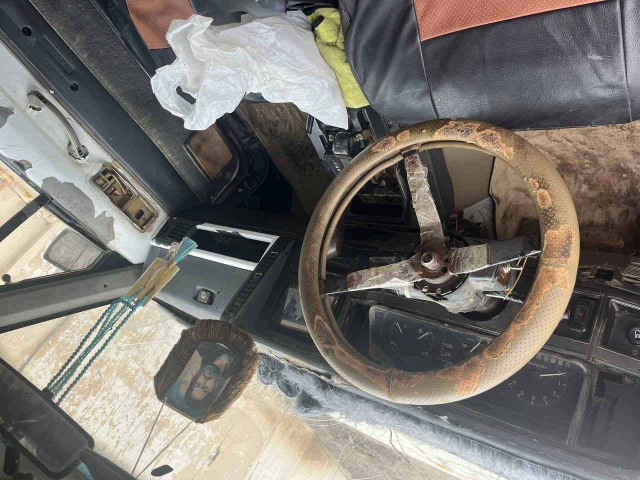 السلام عليكم جيب شيروكي موديل 92كير ومكينه بطه ثنين ونص حلوات لا تنقيص ولا تبخير سيارة جاهزه رقم واسط بسمي ثاني يوم احولك  للبيع 22وبيهه مجال ومراوس حسب القناعه ما متواجد ع نت اتصل وتدلل ***********
