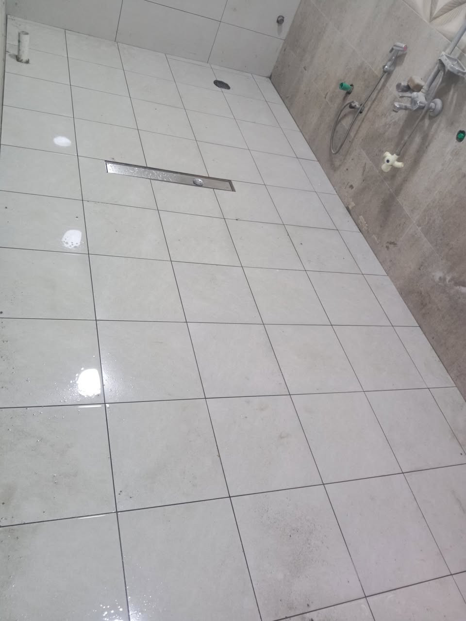 موجود خلفه سيراميك جدران ورضيات وبورسلين وبيات شغل درجه اولى مصري وتسلم مهندسين ***********
