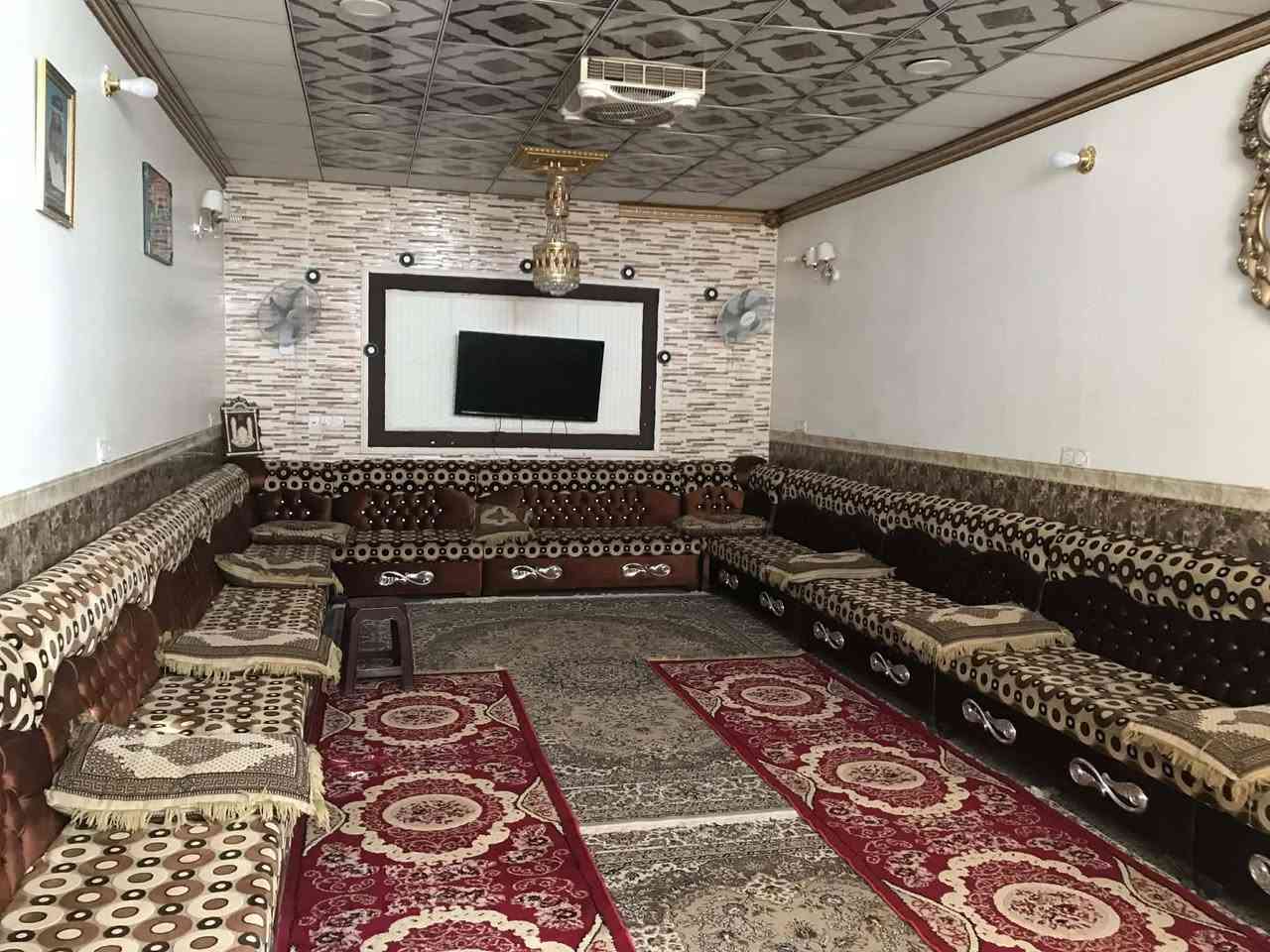 بيت للبيع مساحة ٥٥٠ متر
طابقين طابق الاول⬇️
مطبخ 
غرفتين كبار
صالة
هول 
مجمع صحيات داخلي 
صحيات خارجية 
استقبال

طابق ثانية ⬇️
صالة 
غرفتين 
استقبال
مطبخ 
مجمع صحيات

عنوان محاويل حي العسكرية شارع العريض قرب اسواق امير المعموري 

مجاري
تبليط 
بيت زراعي مشمول بطابو 

***********
