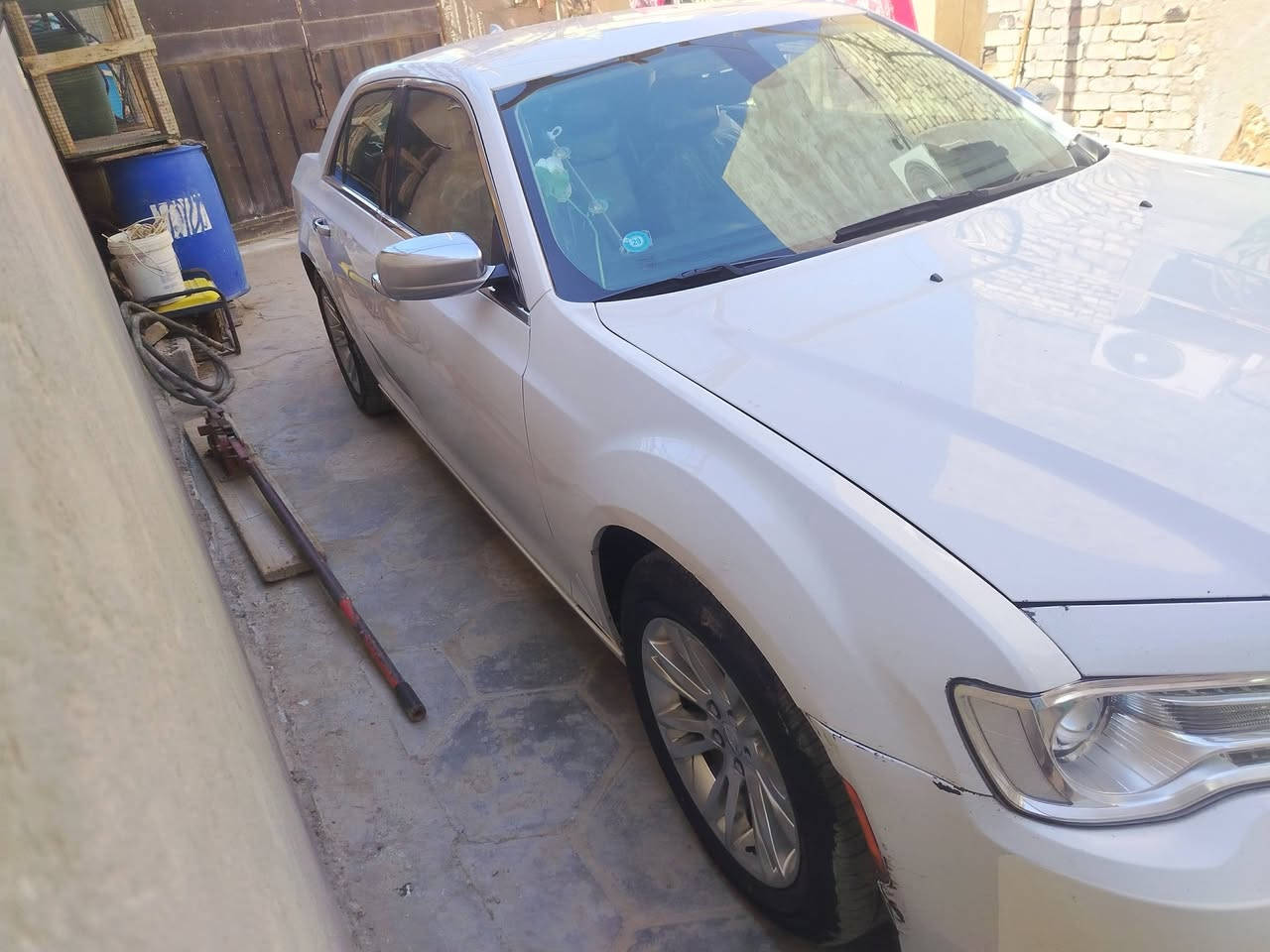 السلام عليكم اوباما 2015اصل c300كرايسلر
مواصفات فول ما عدا فتحه 
1كراسي جلد 
2كراسي كهربائية 
3كير ماوس
4 كعده ملكيه
5سنويه ماساقطه لحد2027
6رقم ذي قار 
7تحويل ثاني يوم 
8شاشه جبيره بيها 
السياره جديده اكفل كهربائية وحداديه وكير ومكينه 
سعر 245وبيها مجال 
رقم هاتف ***********
