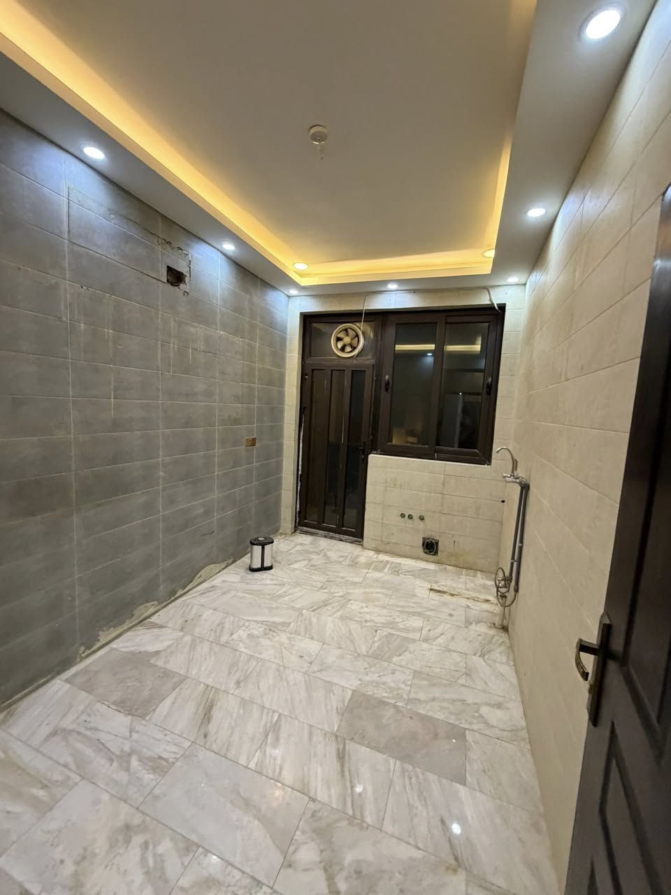 شقه للايجار فارغه 
غرفه وصاله + هول داخلي 
ومطبخ وحمام 

عنوان الشقه الحارثيه شارع الزيتون 📍
 ايجارها مناسب جداا 

للاتصال والاستفسار 
***********
