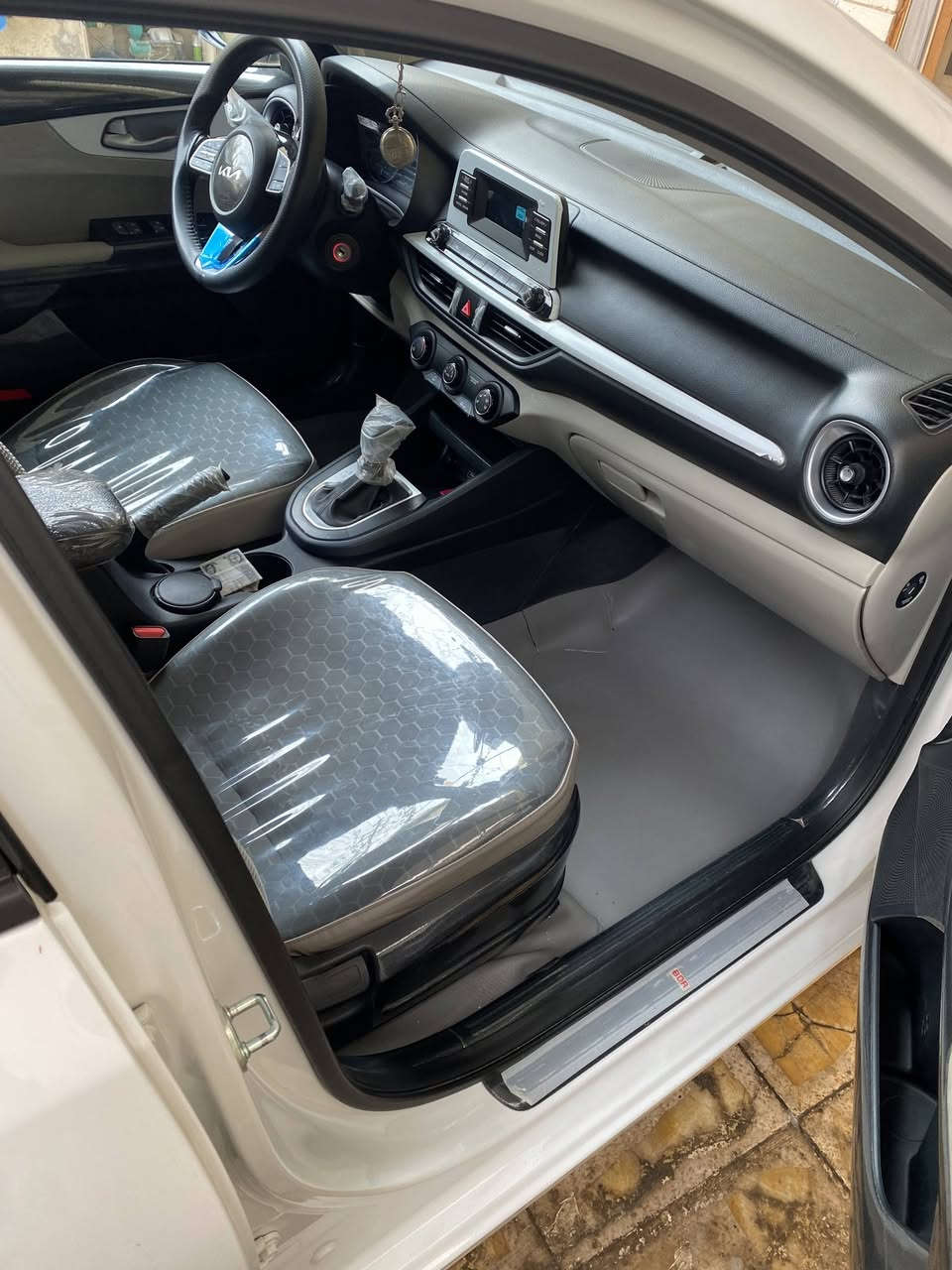 سلام عليكم سيراتو 2024 كفاله عامه ماشيه 29 الف مواصفات عاديه محرك 2000 كير at مكان بغداد 
مدوشمه كشنات ارضيات والبيبان تغليف حراري 
السعر 185 غير متواجد على الفيس  الرقم ***********
