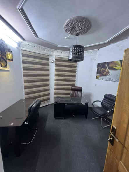 لليجار لليجار السيديه مربع ضباط شارع تجاري دار ٢٠٠ متر موثث اثاث مكتبي يصلح اي نشاط تجاري يحتوي صاله هول مطبخ خدمات صحيه عدد ٣ وغرف نوم عدد ٥ موثثات اثاث كامل درجه اولى الايجار مليونين ونص قفل 
***********
