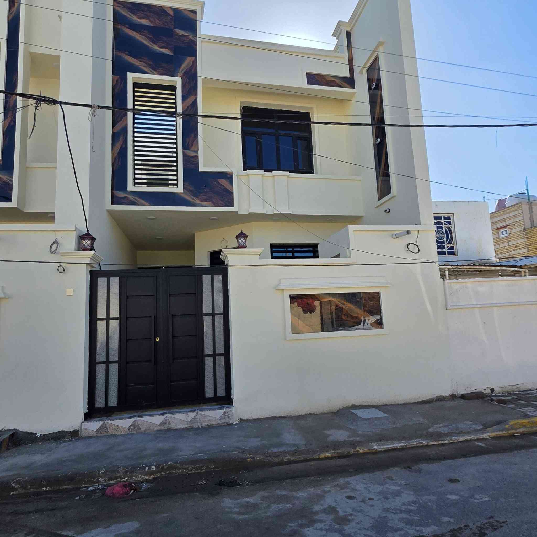 بيت في حي الفرات المساحه 126م بناء درجه اولى جديد ما مسكون يحتوي على غرفه وصاله ومطبخ واستقبال وصحيات داخليه وخارجيه وفي الاعلى غرفتين وصاله وصحيات طابقين مسلح للاستفسار مراجعه مكتب سيد ناصر الزاملي الواقع في الديوانيه حي الفرات على شارع الصب خلف شركه حمورابي
***********
