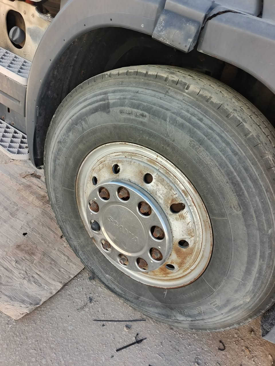 السلام عليكم تايرات للبيع 24نص عمرة يرهم مراوس 22ونص الاستفسار على رقم ***********
