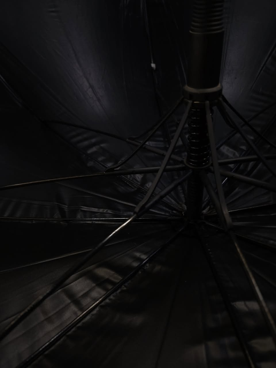 مظلة رولز رويس (Rolls-Royce) الفاخرة. يتميز هذا المقبض بشعار العلامة التجارية الشهير (حرف R المزدوج) المحفور على نهايته المعدنية اللامعة. 

التصميم والاستخدام: تُعد هذه المظلات جزءاً من الإكسسوارات الفاخرة التي تأتي مدمجة عادةً داخل أبواب سيارات رولز رويس

السعر : 25.000 ألف

للاستيضاح
اتصال ، واتس: ***********

يوجد توصيل
لكل محافظات العراق ..
