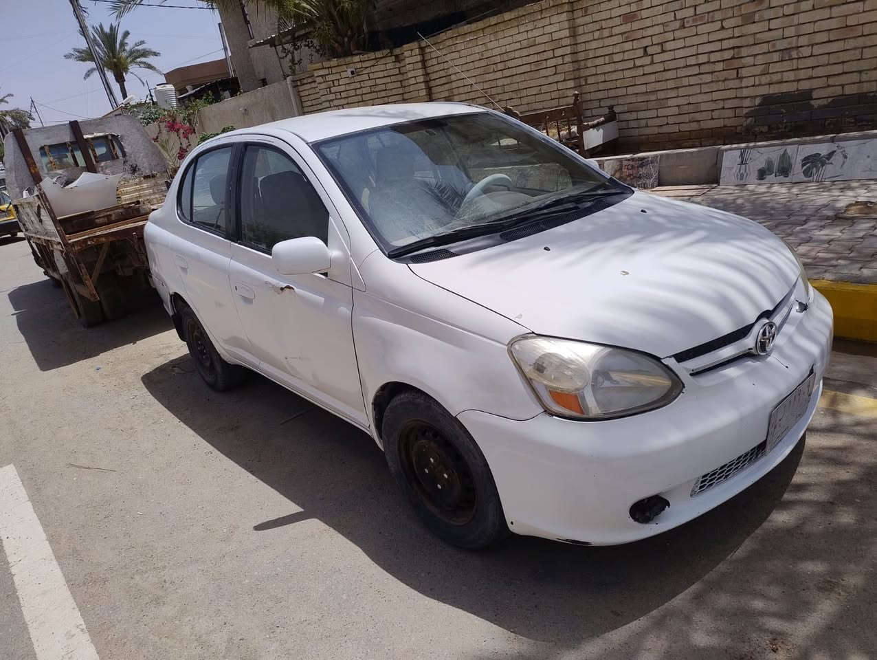 السلام عليكم بعد إذن الادمن
للبيع فقط 
تويوتا إيكو خليجي 
م/ 2003 
لون ابيض 
محرك 1500 بيه تبخير 
الحالة موجودة بالصور 
داخل نضيف جدا 
جام اوتماتيك 
كير اوتماتيك بحالة جيدة 
السعر 45 $ وبيها مجال 
مكان السيارة واسط الصويرة 

للتواصل ***********
