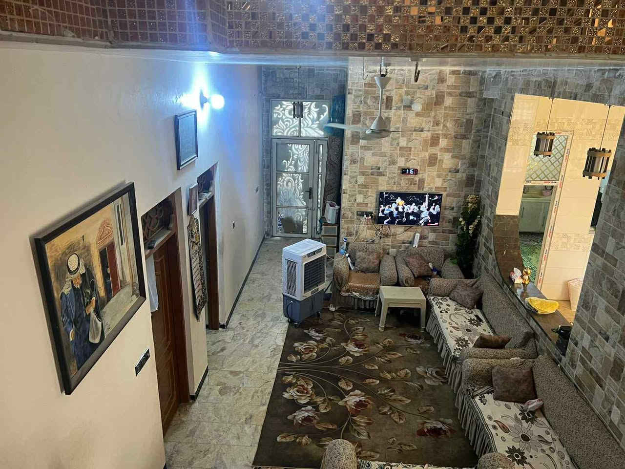 ⸻

🏡 حي القادسية بيت حديث للبيع – بناء 2022 | درجة أولى

📐 المساحة الكلية: 208 م²
▫️ الواجهة: 13 م
▫️ النزال: 16 م
▫️ ارتفاع البيت عن الشارع: 1 متر
▫️ عرض الشارع: 15 م

🔹 التقسيم الداخلي:
 • 4 غرف نوم
 • غرفة نوم ماستر نظام سويت (13م × 4.5م) مع حمام خاص وغرفة ملابس
 • غرفة استقبال (9م × 4.5م) مع ديكورات وسقف جبسون بورد
 • صالة الطابق الأرضي (12م × 4.5م)
 • صالة الطابق الأول (8م × 4.5م)
 • 4 حمامات سيراميك حديث
 • مطبخ سيراميك مقسم إلى:
▫️ مطبخ بارد 8 م
▫️ مطبخ حار 4 م
 • بالكونة زجاج مضلل

🔹 المواصفات الإنشائية والتشطيبات:
 • بناء درجة أولى
 • طابوق جمهوري
 • الهيكل بنظام الدنگ (12 دنگة كونكريت في جميع جوانب البيت)
 • أرضية الطابق الأرضي مرمر درجة أولى
 • الطابق الثاني والدرج بورسلين
 • درج لولبي مزجج ذهبي
 • ارتفاع السقف حوالي 4 متر
 • أبواب خشب صاج درجة أولى
 • السطح شتايگر ومسقوف بالكامل ساندويتش بنل مع غرفة مخزن

✨ تصميم عصري ومساحات مريحة مناسبة للعوائل الباحثة عن الفخامة والراحة
📍موقع الدار حي القادسية الشريط المقابل المعرض الدولي خلف الخدمي
للاستفسار الاتصال واتساب /***********-***********📞
