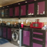 كاونتر ٤م • ثلاجة فيستيل ٢٠ قدم • طباخ يونير ٤ عيون