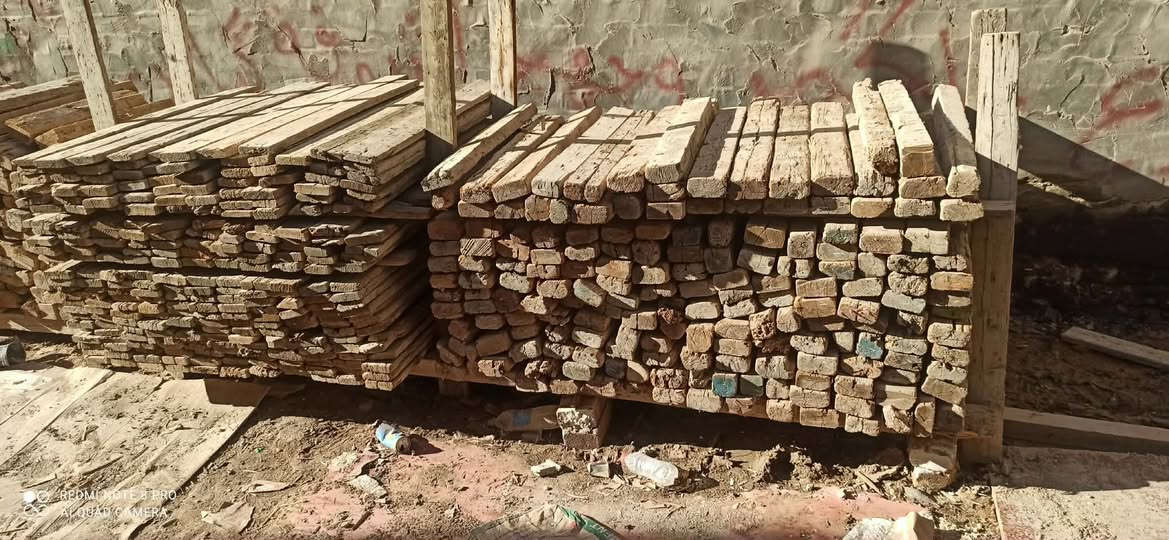 خشب للبيع لوح 3 متر + لوح مترين ومتر ونص وبقار 
العدد 6 مكعبات 
العنوان حله 
***********
