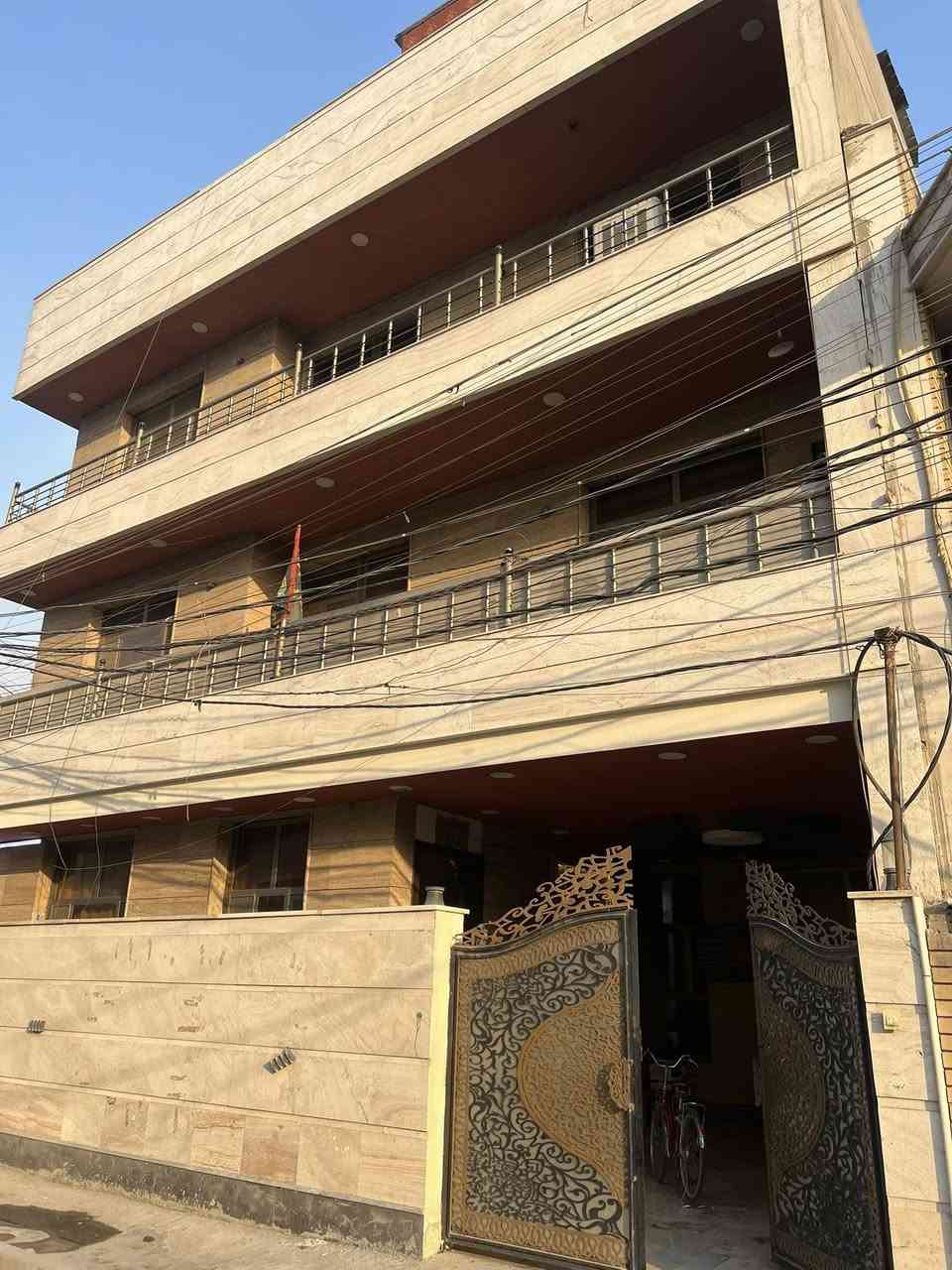 بنايه للبيع كراده شارع كراج2000 قرب قريه دجله مساحة  224 متر تتكون من3  شقق كل شقه 224 متر 
لاستفسار اكثر ***********
