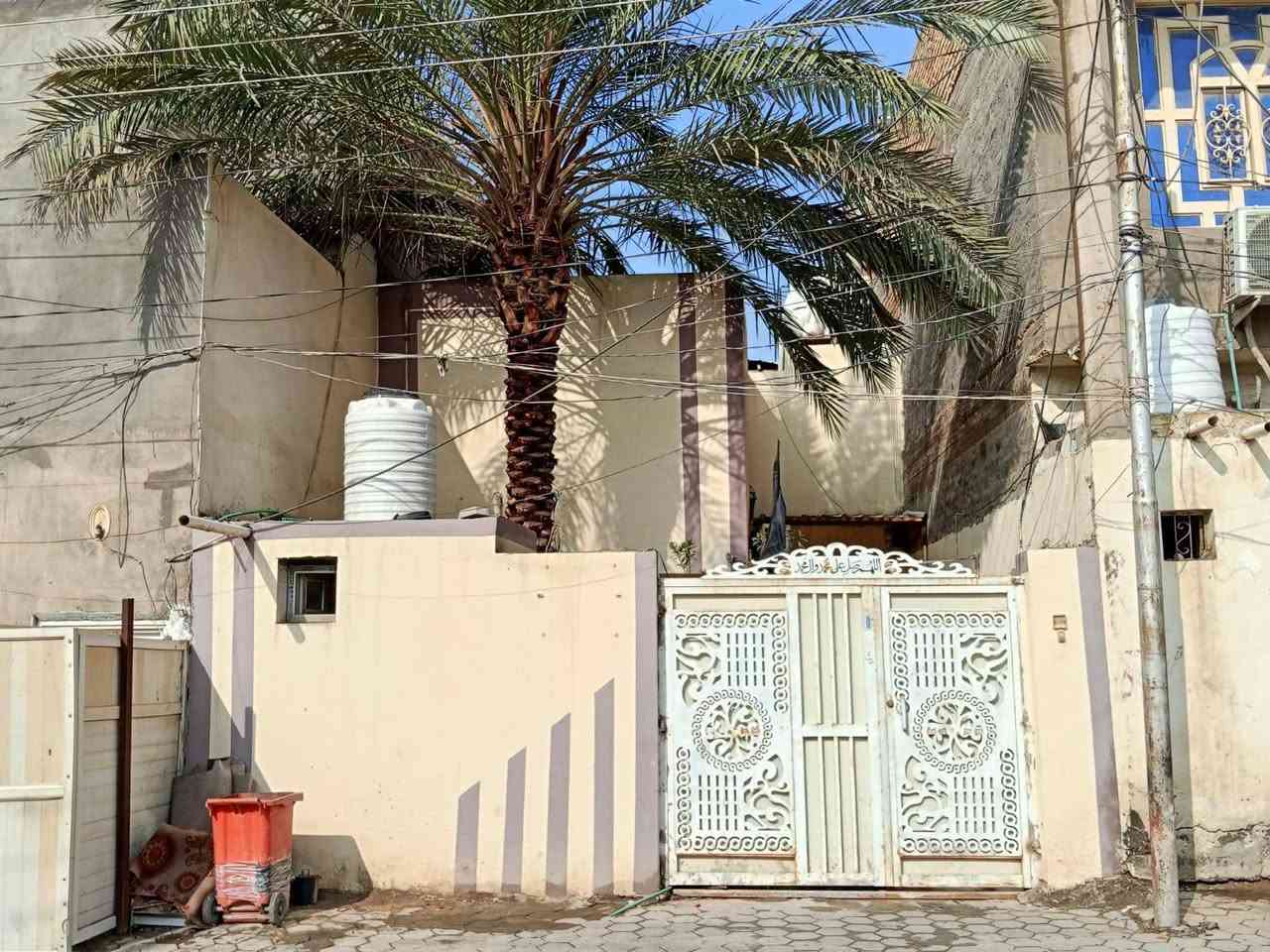 السلام عليكم
بيت 152متر 
الطابق الارضي 
غرفتين 
صاله 
مطبخ حار ،بارد 
استقبال 
2 مجاميع صحيه 

الطابق الثاني 
غرفتين 
صاله 
مجمع حمام 

رباط شريطي صب 
السقف طابوق (عكاده) بناء كلش نضيف 
موقع : حي الوفاء _شارع عشرين مقابل حي الجزيره 
المساحه 200 متر مببوع منه 4في11.75
باقي الوجه 6متر من البيت نزال 20
مساحه واسعه 
السعر 170 وقابل لتفاوض
للاستفسار : ‏‪***********‬‏
