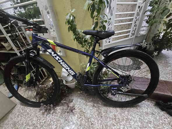 سلام عليكم بايسكل للبيع السعر 100 وبي مجال بسيط مابي اي عطل مكاني بغداد المشتل للتواصل ***********
