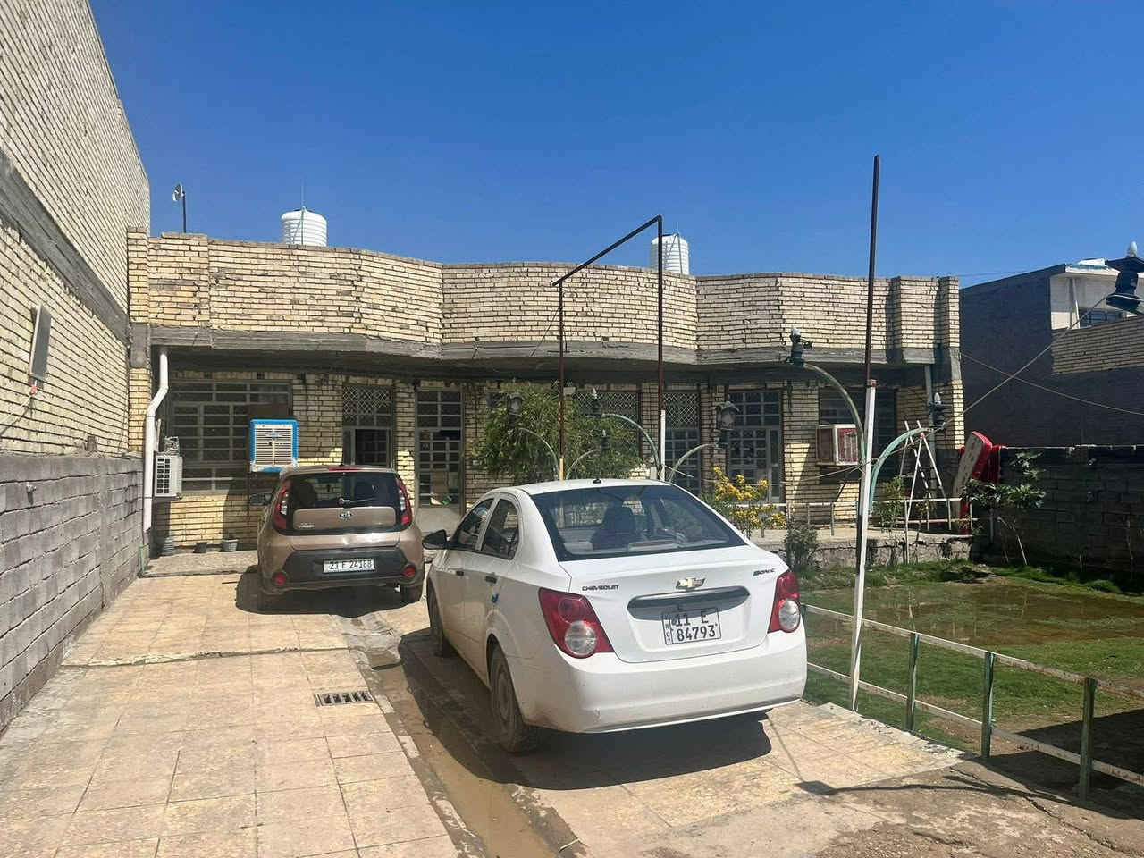 قطعه ارض مساحه ٥٠٠ متر  سند ٢٥ زراعي مبني بيه بيتين متشابهات تماما ومعزولات واحد عن ثاني بالكامل فقط الحديقه والكراج مشترك البيت عالي عن الشارع وعلى شارعين بظهره شارع وكدامه شارع كل بيت يحتوي على استقبال ومطبخ وحولي ومنور وحمام وتواليت وغرفتين نوم وبيتونه ودرج وترك خلفي بيوت مبنيه جديد موقع البيت الشعله الدوانم شارع البلوك خلف السكه قبل مدرسه الإمامين العسكريين بأربع شوارع السعر ٢٢٠رقمي ***********
