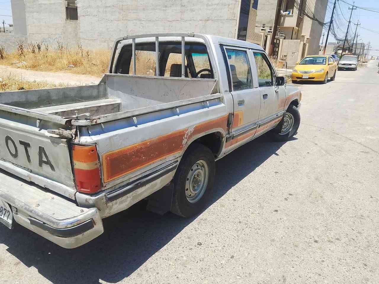 سلام عليكم سياره موديل 88 حار بارد رقم نينوى دولي شرط التحويل ماكينه كير اكسن شاصي كله نظيف سياره بيها صبغ ترهم بيع او مراوس.  ***********.  ***********
