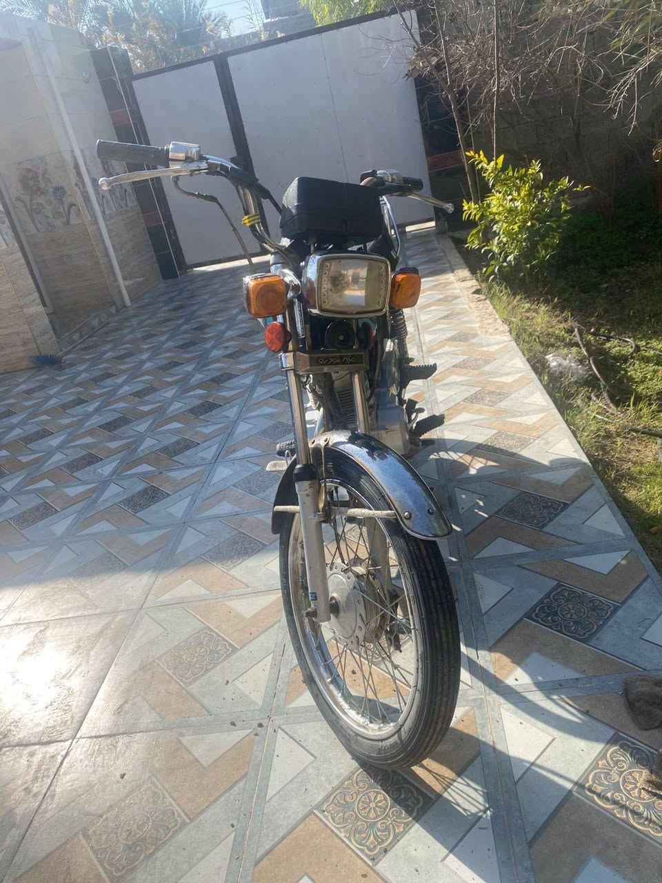 دراجة للبيع متن 
مديل 22
وراقص كاملة 7تعرقم 
كهربائية كله شغالة دبل إشارة 
تايرات زوج جديد 
ويل خلفي جديد 
المكينة ما مفتوحة 
الدرجة جوية خير من الله 
السعر 400 وبيه مجال اللشراي 
التواصل عل الخاص موجود وع.       ***********
