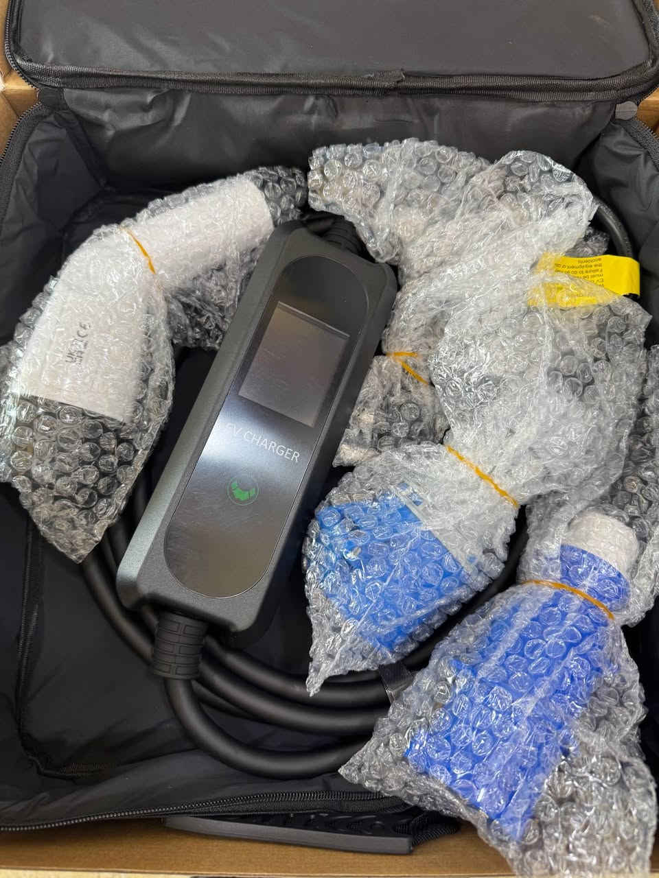 شاحینەی سەیارەی کارەبا type 2 و wifi پێویستی بە ئەرزی نیە دەتوانی تحکم امپێرە لە ٨ امپێر تا ٣٢ امپێر بەئارەزووی خۆی بۆی دابنێی 
، ئەدابتەری خۆی لەگەڵا بۆ پلاکی سێ سوچی ماڵەوە .
فوول سێفتیە دژە سوتانە و پلەی گەرمی بەرز بێ تۆماتیک خۆی دەوەستێ لە شحن .
*********** واتس اپ أربيل, العراق
