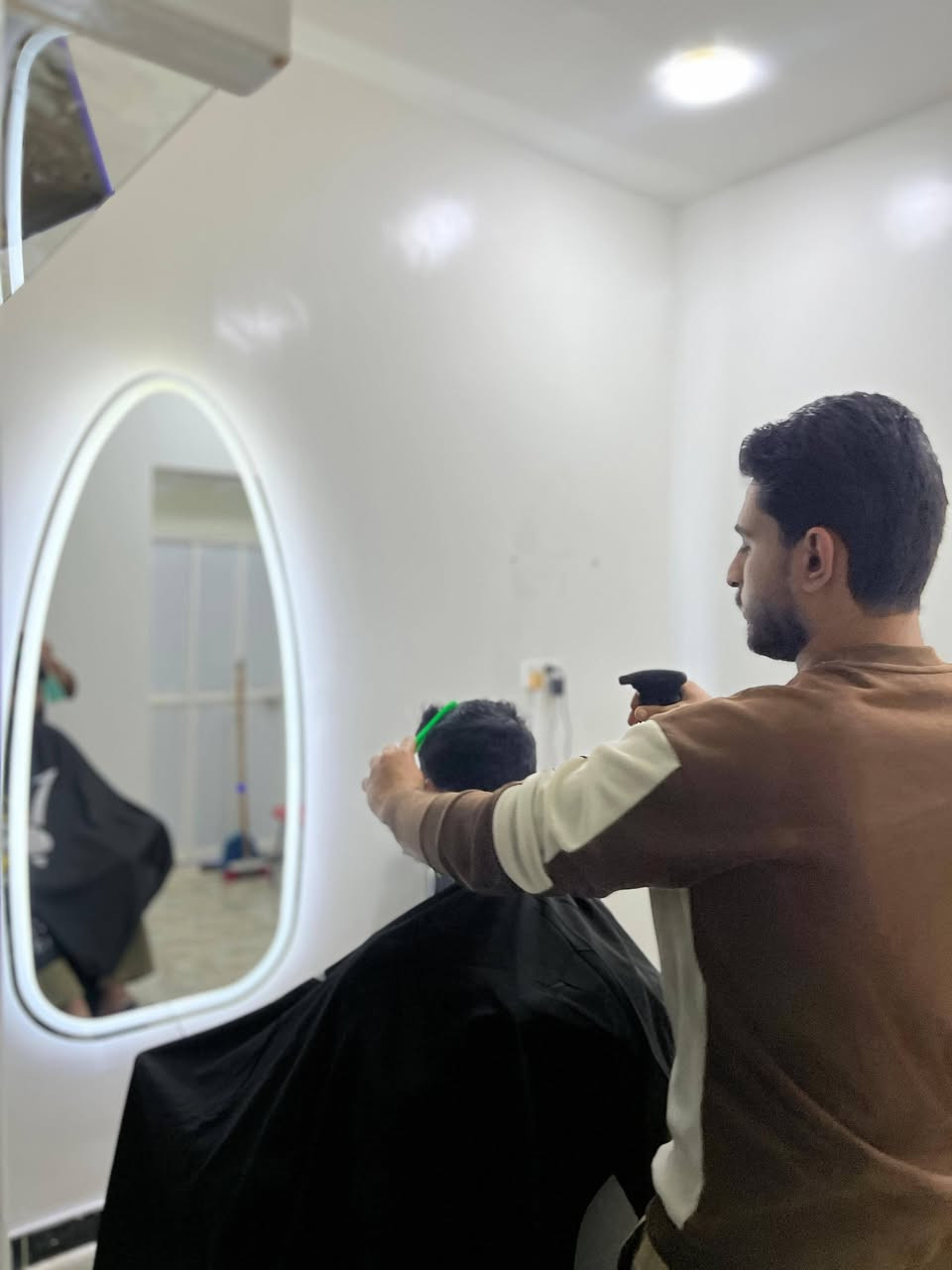 السلام عليكم 
تم افتتاح حلاقة abood barber 
متوفر حلاقة مجانية لكل الاشخاص وكل الفئات العمرية وطلاب المدارس والكل 
العنوان شارع المحطة الفرنسية حي العسكري على الشارع العام خلف مطعم تعز اليمن 
للتواصل رقمي *********** ويجود في الرقم واتس اب وتلي جرام تواصلو وياي وبخدمتكم ان شاء الله
