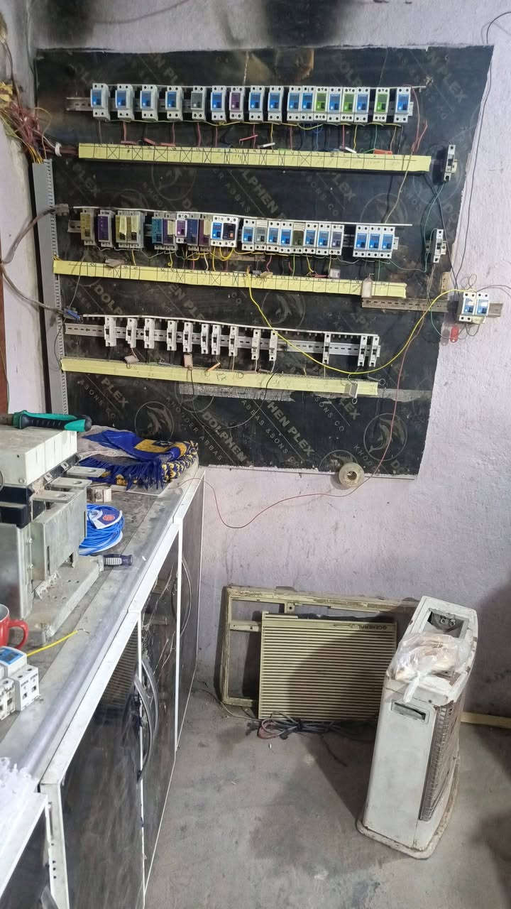 سلام عليكم موقع للبيع  مكان شارع عشرين يم دويرة  مجاز ٣٠٠ كي  مكلف بل نشر رقم ***********
