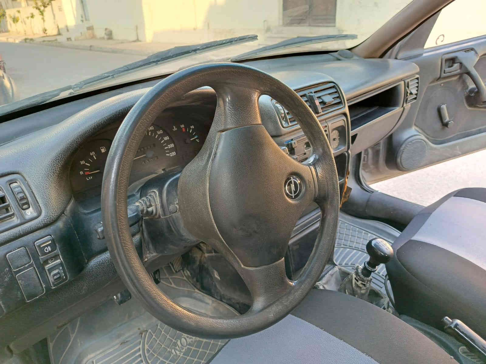 السلام عليكم
اوبل فكترا 1993
مكينه 18
مكينه وكير شرط 
 داخل السياره نضيف وحداديه وطخم جديده 
 بيها تصليح فقط دواير 
  رقم نينوى الجديد   كابون بيها 
 مكان حي الوحده 
 ***********
سعر 38بيها مجال بسيط
