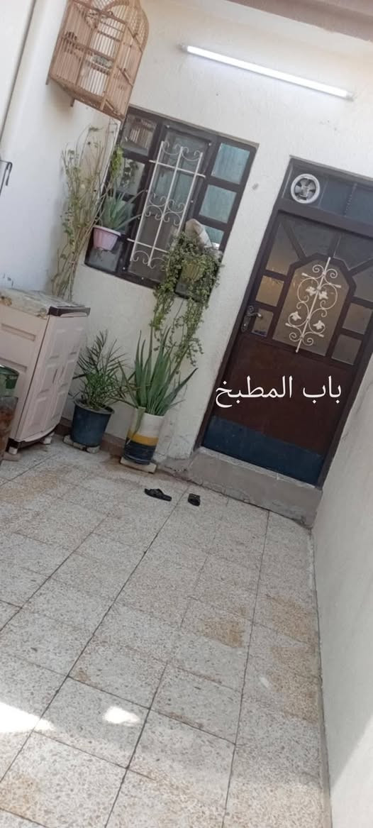 دار للبيع في حي الانتصار شارع ٦٠ مقابيل المستوصف مساحة ١٠٠متر واجهة ١٠×١٠ مربع ركن البيت بأسمي البيت مكون من مطبخ وهول وغرفة واستقبال وخدمات وبيتونة كبيرة والسعر ٨٠ وبي مجال للاستفسار الاتصال على الرقم ***********2
او***********
