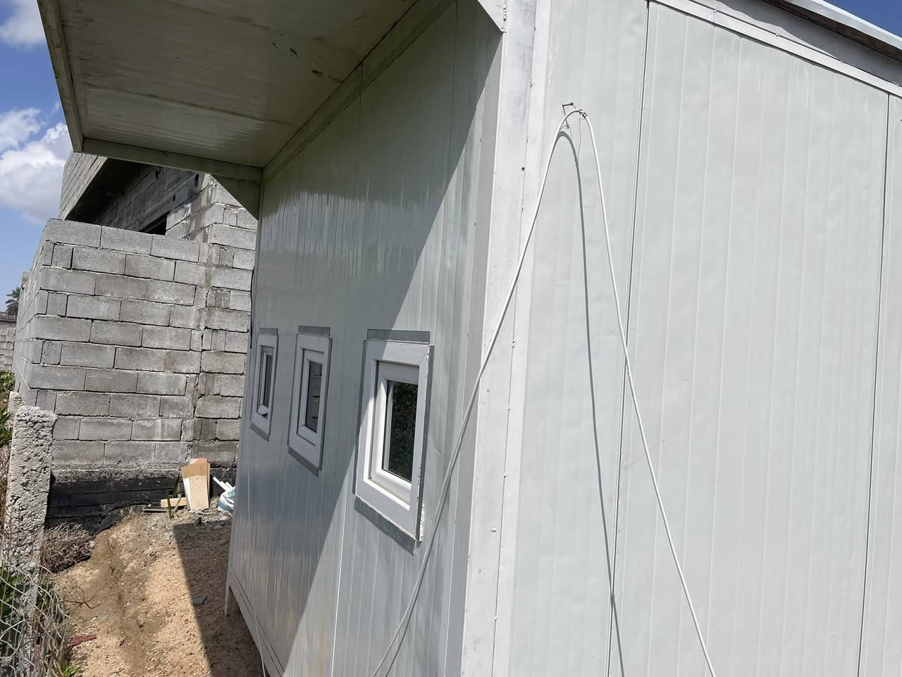 من الخاص ⛔️
كرفان شغل جديد 
قياسة 3/5 2/5 
جاهز من كلشي كهربائيات ، قاعدة ، طرمة ، ٤ منافذ تهويه  
السعر ١،٣٥٠ وبي مجال 
للأستفسار ***********
