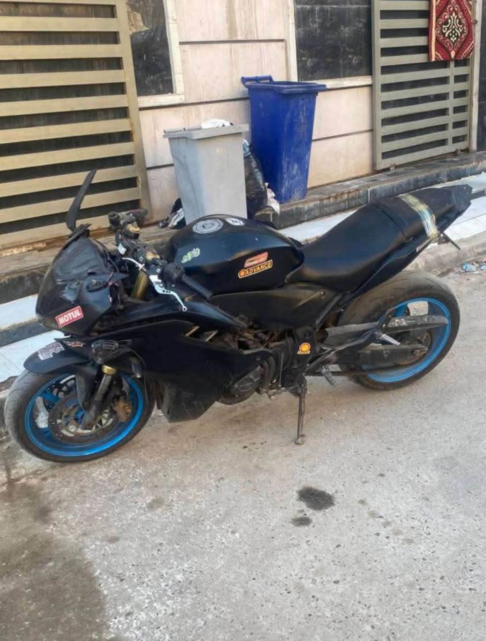 السلام عليكم
هوندا cbf4600
كؤر ومكينة مكفولات بيها نواقص بسيطة للبيع او المراوس 
***********
