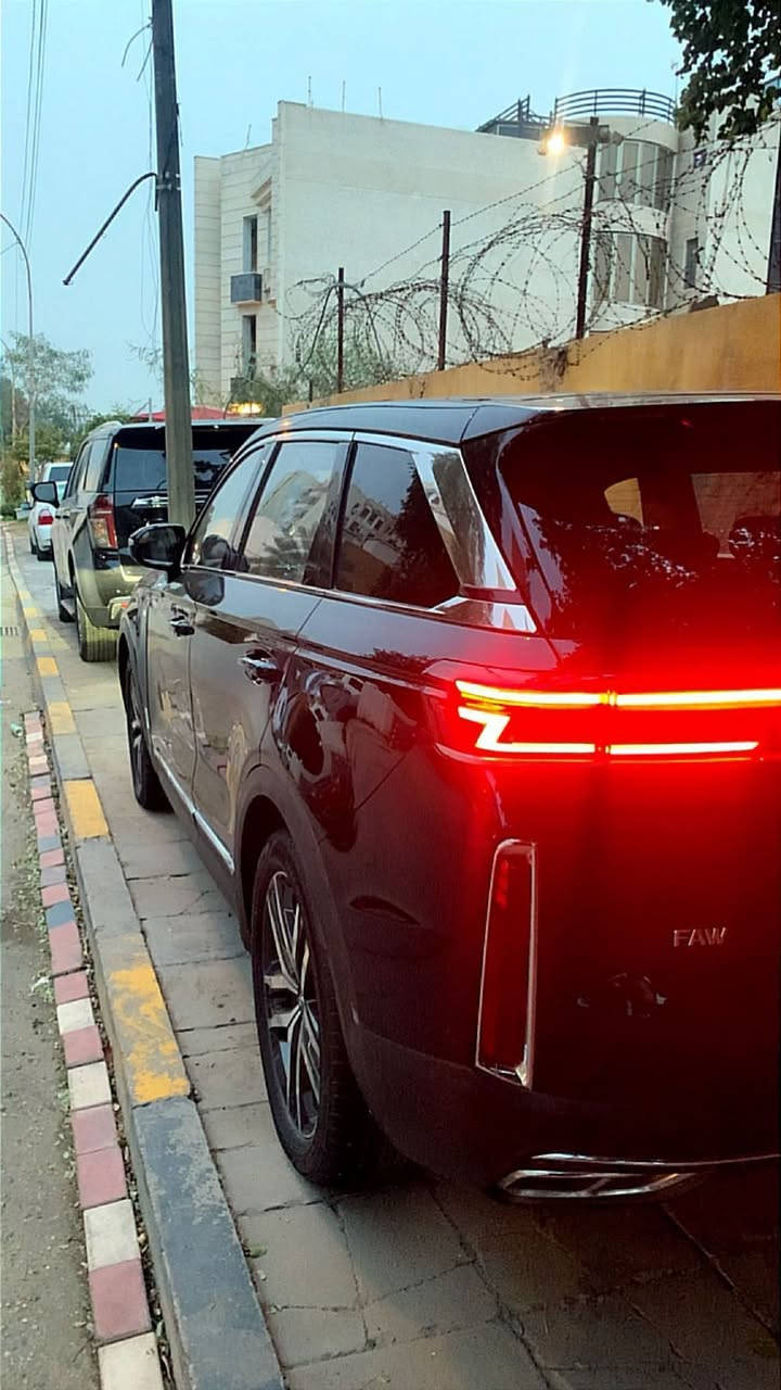 السلام عليكم للبيع بيستون تي السياره بعدهه بلضمان الشركه محرك 1600
السياره ماشيه 152 تايرات الشركه بيهه 
كامرات 360 درجه دواره 
كشنات جلد + كهرباء 
فول مواصفات 
بيهه طختين جهه الصدر شخط على طول الباب 
وباب السايق 
السياره حيل نضيفه 
شباب اني مكلف بلنشر سعر السياره 185 وبيهه مجال رقمي *********** 
مكان السياره بغداد كراده داخل 
مجاور جسر المعلق
