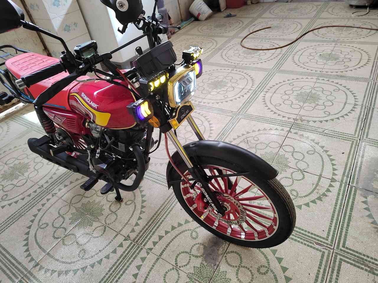 شونك 2026. وحش شرط اتكفلك حتئ براغي المكيه تايرات كهربائيات كلها كفاله من لتاير لتاير   دراجه مال وكيل علئ ايدي طالعه ///////سيفان سونك الاصلي صار 15 يوم طالعه من لوكيلل
موديل 2026 مكينه 200  شرط ختومات الشركه علئ لمكينه وشاصي 
 اوراق  سكنر   دراجه مكفوله كفاله عامه مابيه اي نقص صاله اقل  15 يوم طالعه سسب البيع محتاج دراجه نضيفه كلشش  بيها  لايت زنون اشاير دربل اشاير كهربائيات كله شغاله مكان 
الدراجه  ناصريه  ///سعرها 950 وبيه مجال الشراي يتصل وعيوني له

***********
