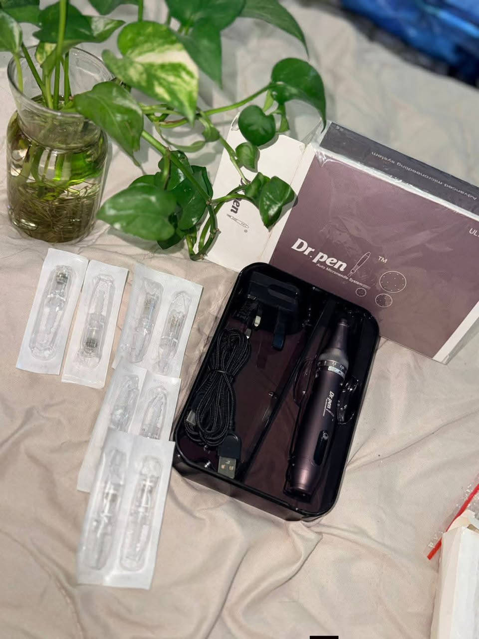 هذا المنتج هو جهاز Dr. Pen Ultima A10 الاحترافي للعناية بالبشرة بتقنية الإبر الدقيقة (Microneedling). 
الاستخدام: يُستخدم لتحفيز إنتاج الكولاجين، وتقليل ندبات حب الشباب، والتجاعيد، وعلامات التمدد، وتحسين ملمس البشرة. 
المميزات: يعمل لاسلكياً أو سلكياً، ويحتوي على 5 مستويات للسرعة وشاشة رقمية لإظهار السرعة. 
الملحقات: يأتي مع خراطيش إبر قابلة للاستبدال، وتختلف أنواع الإبر (مثل 12، 24، 36، 42 دبوس) حسب الحاجة والمناطق المستهدفة.


**إذا كنت صاحب هذا الإعلان وتريد حذفه لأي سبب، رجاءا أرسل رسالة إلى الدعم الفني**