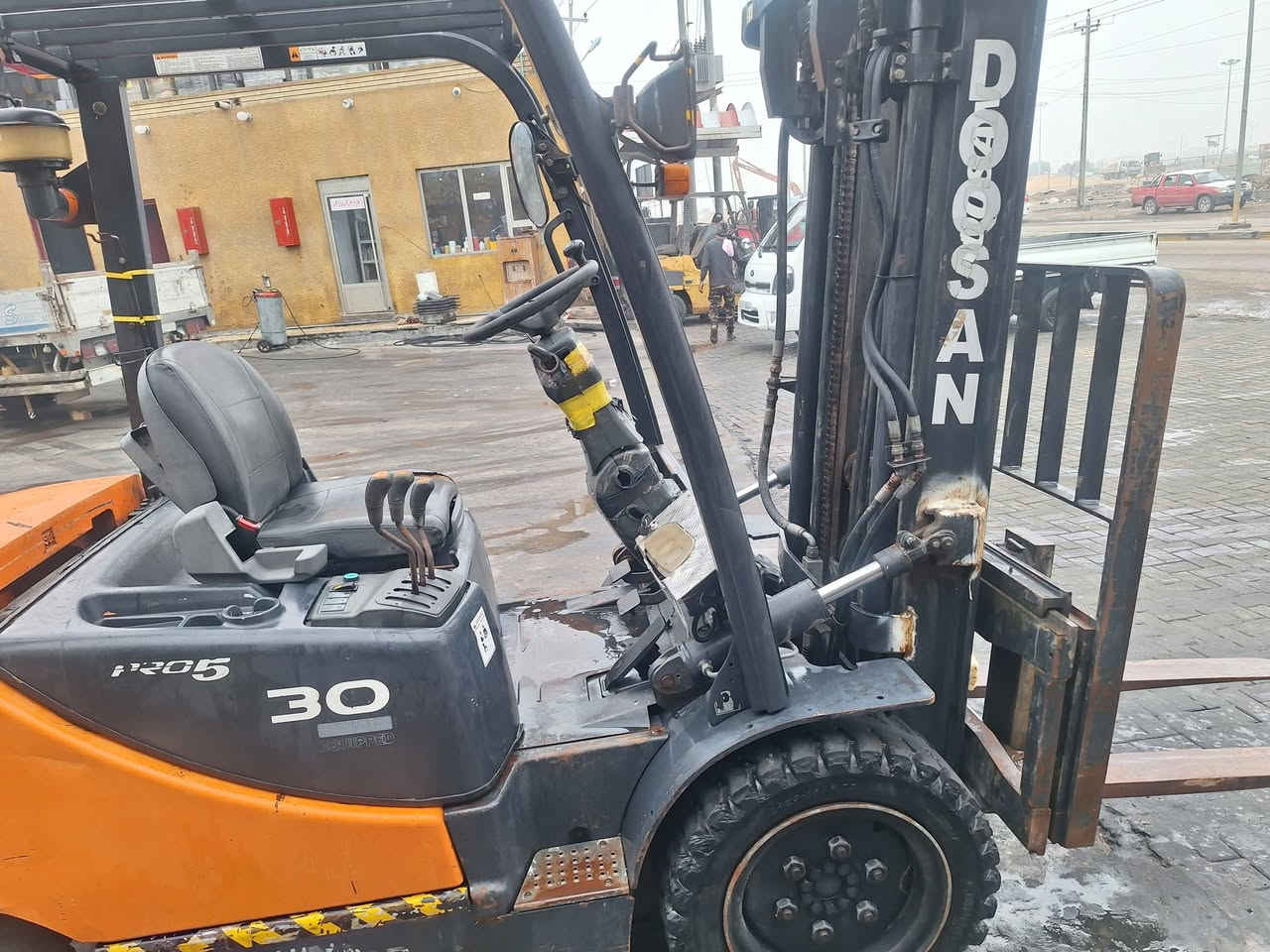 السلام عليكم رافعه شوكيه للبيع ٣ طن ٣ حركات ٣ سلايتات موديل ٢٠١٤ صناعه كوريه دوسان السعر ٧٠ ورقه وبيها مجال رافعه جديده ستخدام قليل العنوان البصره  الاستفسار الاتصال ***********
