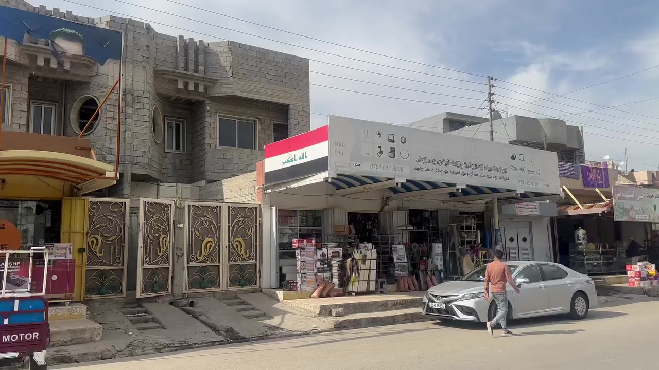 السلام عليكم بيتين للبيع نفس التصميم مساحه 340 كل بيت يحتوي على اربع غرف ثنين جوه وثنين بلطابق الثاني  سعر المتر 2250000 مليونين وربع محتاج مندوبين او مندوبات 
رقم تلفون ***********
