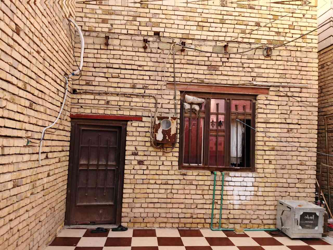 بيت للبيع شارع ام علاء ثاني فرع ع ايدك اليسره. مساحه ٢٠٠  طابق واحد عكاده  غرفتين وصاله واستقبال  ومطبخ حمام داخلي  السعر خاص او الاتصال على الرقم ***********
