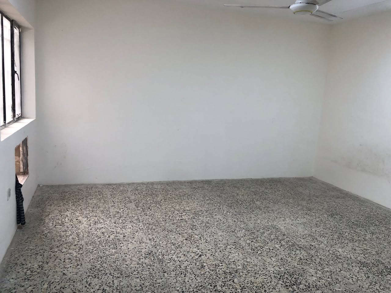 للايجار طابق ثاني معزول من بيت كراج وغرفتين كبيرة وصالة كبيرة ومطبخ كبير  وخدمات الموقع شارع الضباط  خلف اعدادية الوزيرية للبنات السعر ٨٥٠ المساحة الكلية ٢٠٠ متر للاستفسار ***********
