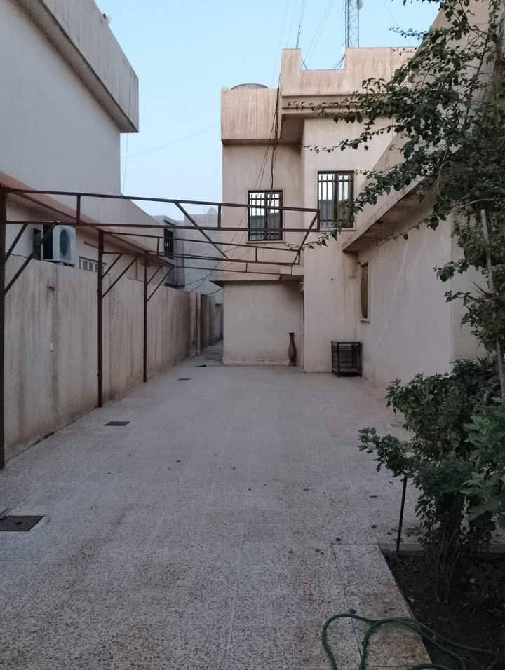 اعلان  20

دار للبيع مزارع الحدباء قرب جامع المصطفى 

460م ( 27م✖️17م ) طابقين استقبال هول اربع غرف سند زراعي حق التصرف 

💲السعر على تلغرام 
https://t.me/walidhamo
🏢 مكتب النجمة للعقار
📍 الموقع: بعويزة – قرب محطة السادة
📲 ***********
📲 ***********
