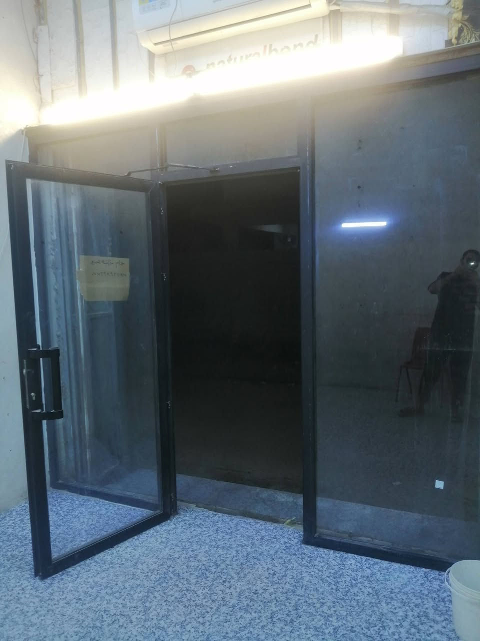 السلام عليكم باب جام المنيوم نضافه ٩٠ بالميه العرض ٣متر الارتفاع مترين ونص مكاني الحيانيه رقمي ***********
