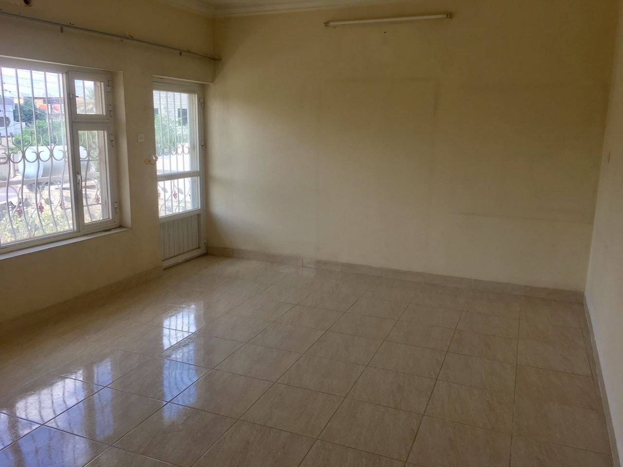 طابق ثاني للايجار مساحة 300 متر يحتوي على غرفتين نوم وصالة واستقبال ومطبخ وصحيات العنوان شارع القدس خلف حلويات زيزفون السعر 500 الف للاستفسار الاتصال على الرقم ***********
