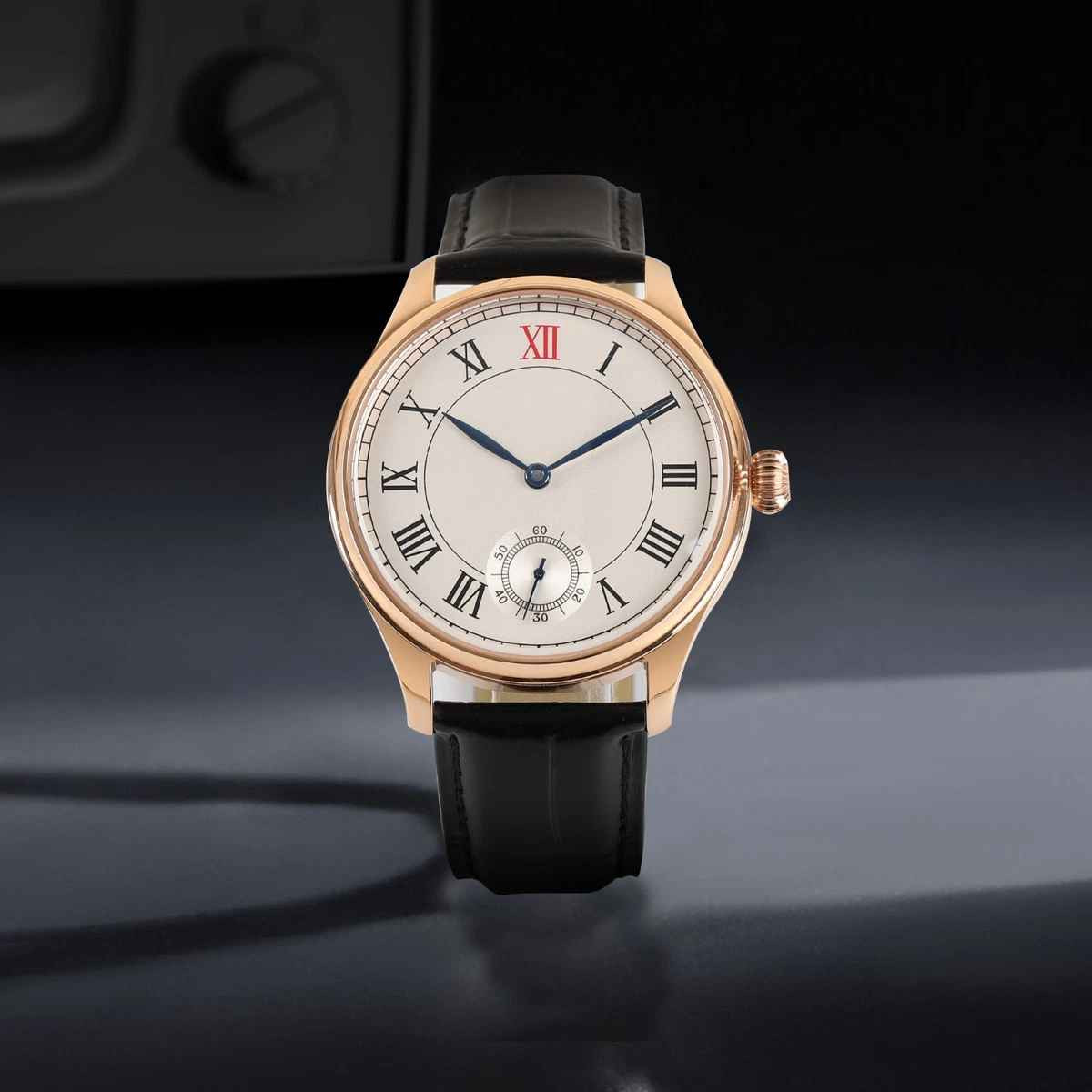 سحر الميكانيكا الكلاسيكية | SEAKOSS Heritage ⌚✨
ساعة ماركة SEAKOSS (تكويك)
تجمع هذه الساعة من Seakoss بين الروح التاريخية لساعات الجيب القديمة والتصميم العصري الأنيق. 
الميناء (Dial): يأتي بلون كريمي هادئ مع أرقام رومانية كلاسيكية، يبرز فيها الرقم XII باللون الأحمر لإعطاء لمسة تميز فريدة.
العقارب: عقارب زرقاء مصقولة (Blued Hands) توفر تبايناً رائعاً وسهولة في القراءة.
الماكنة (Movement): قلب ميكانيكي ينبض بماكنة Manual Wind تعبئة يدوية (تكويك) من طراز ST17، يمكنك الاستمتاع بتفاصيل التروس والحركة من خلال الغطاء الخلفي الشفاف.
الهيكل: مطلي بلون الذهب الوردي (Rose Gold) الذي يضيف فخامة استثنائية، مع تاج "بصلة" (Onion Crown) كلاسيكي.
الميناء الفرعي: عداد ثوانٍ مستقل عند الساعة 6، لإضافة عمق وتفاصيل ميكانيكية دقيقة.
ساعة تعكس الذوق الرفيع وتثبت أن الجمال يكمن في التفاصيل الميكانيكية البسيطة. 🌹🖤
(الصور خاصة بالساعة نفسها اني مصورها)
#Seakoss #Watches #ManualWind #Horology #ClassicStyle 
#ساعة_ميكانيكة بغداد, العراق


**إذا كنت صاحب هذا الإعلان وتريد حذفه لأي سبب، رجاءا أرسل رسالة إلى الدعم الفني**