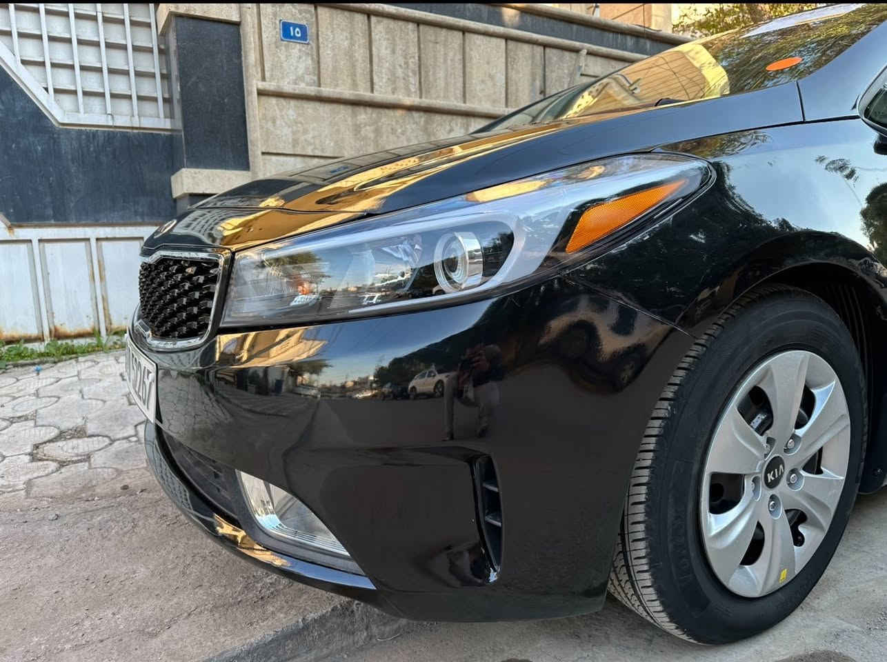 سلام عليكم 
كيا فورتي 2017 وارد امريكي محرك دوش 2000 بدون ايرباك بدون دواخل اربيل باسمي ليبل واحد بدون تبديل  هزة وسنوية جديدة السيارة حلوة وجاهزة من جميع النواحي مال بيت هنا بالعراق صار صبغ بالداير مال الجاملغ الخلفي الايمن  وجوة الرقم صبغ قليل السعر  118 ورقة للستفسار ***********
