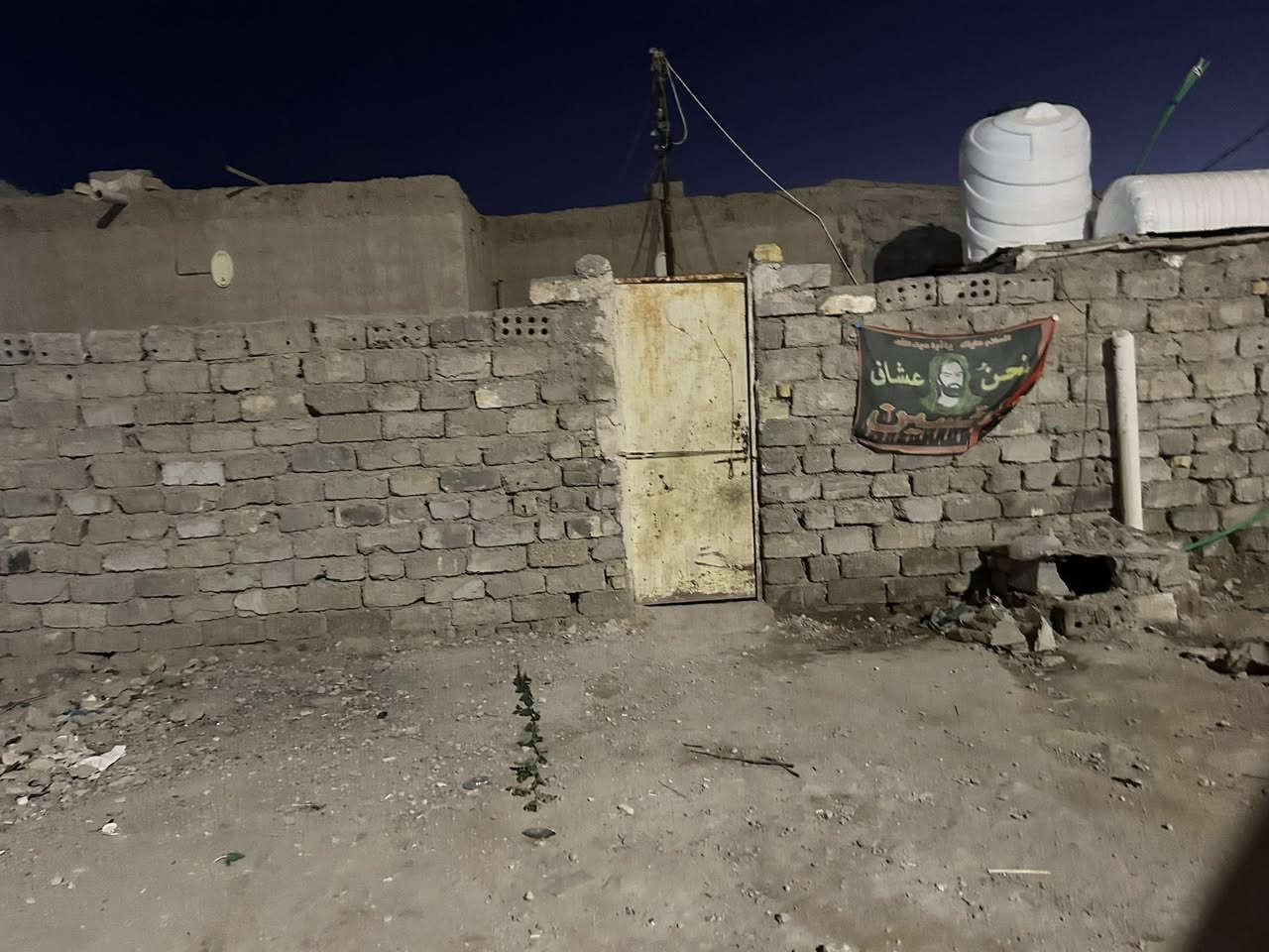 بيت تجاوز للبيع. مساحه 200م شارع المصلح حي المير الغربي
***********اتصال 

***********واتساب

سعر خاص
