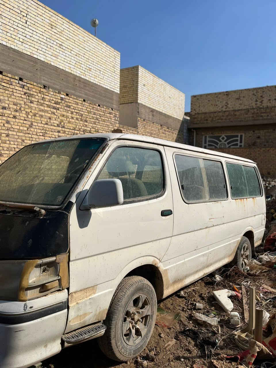 فتون ٢٠٠٩ للبيع السيارة مكينة جديدة بس متروكة صار سنتين ابيع برميل حديد
مكان السيارة الديوانية الزهراء يم مدرسة الشمس 
الرقم ***********
